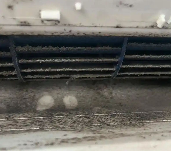 巴楚空调吹的风有股烧焦味是怎么回事